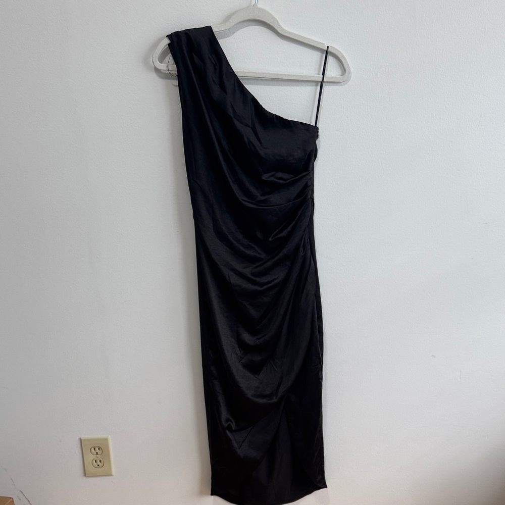 Elliatt Chic Black One-Shoulder Dress